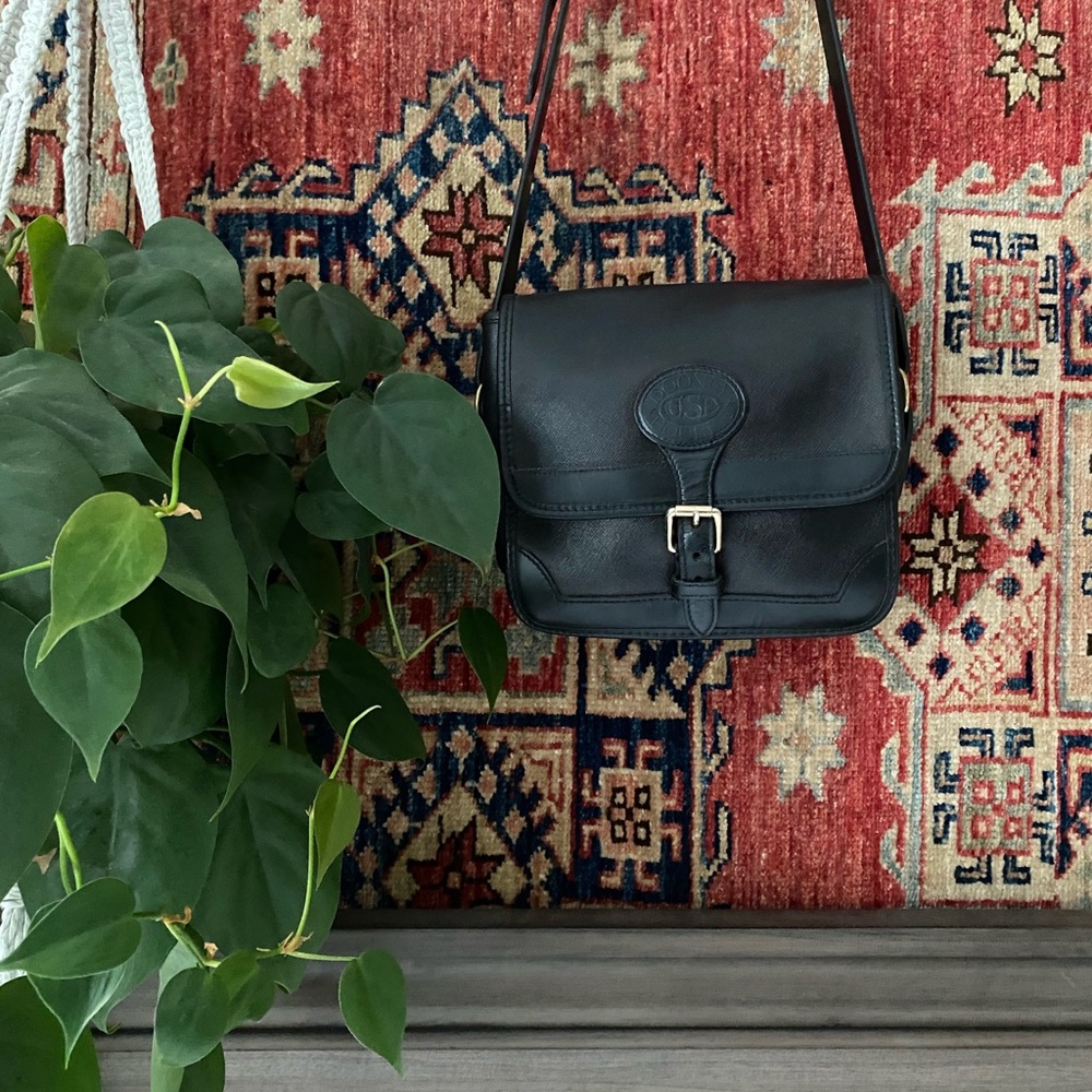 Beautiful Vintage Dooney & Bourke Black Crossbody